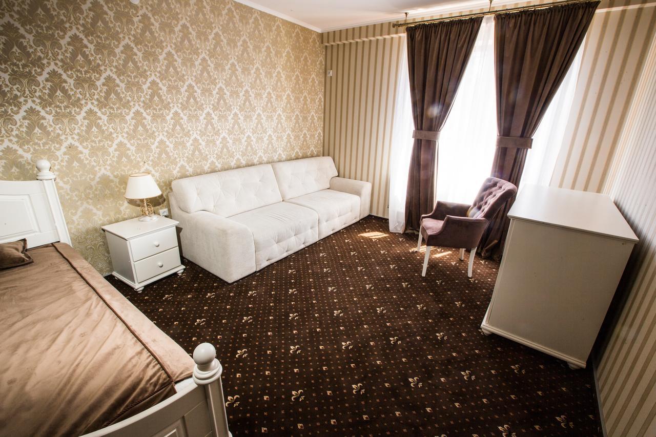 Central Magnat Cinema Chernivtsi Bagian luar foto